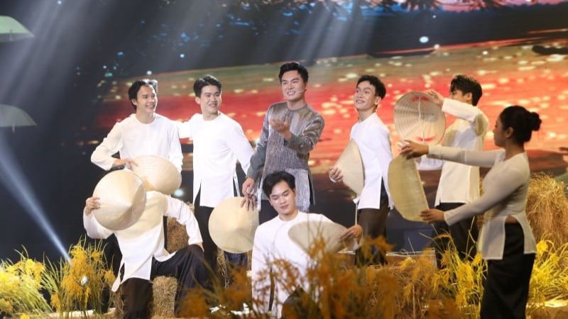 MC Quoc Tri surprised everyone when he combined folk songs and rap in his performance. (Photo: NVCC)