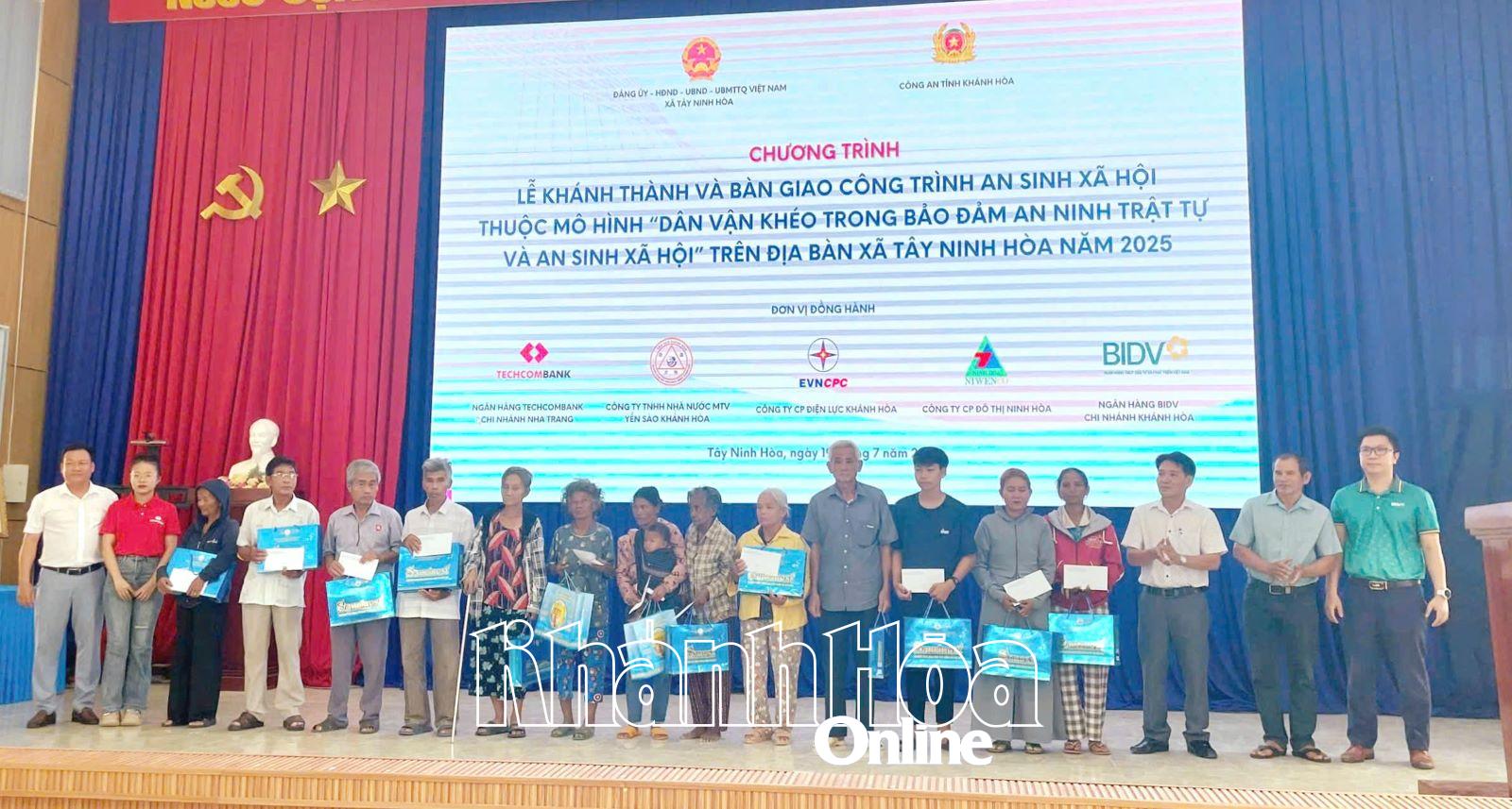 La delegación de trabajo entregó regalos a los hogares en circunstancias especialmente difíciles en la comuna de Tay Ninh Hoa.