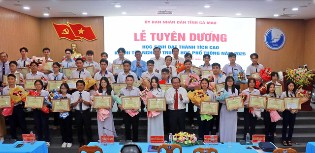 Cà Mau: Vinh danh 32 học sinh xuất sắc kỳ thi tốt nghiệp THPT 2025  - Ảnh 1.