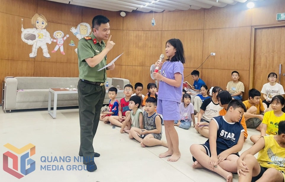 Không chỉ lắng nghe, các em còn hào hứng tham gia trò chơi đố vui, trả lời các câu hỏi tình huống liên quan đến chủ đề của chương trình.