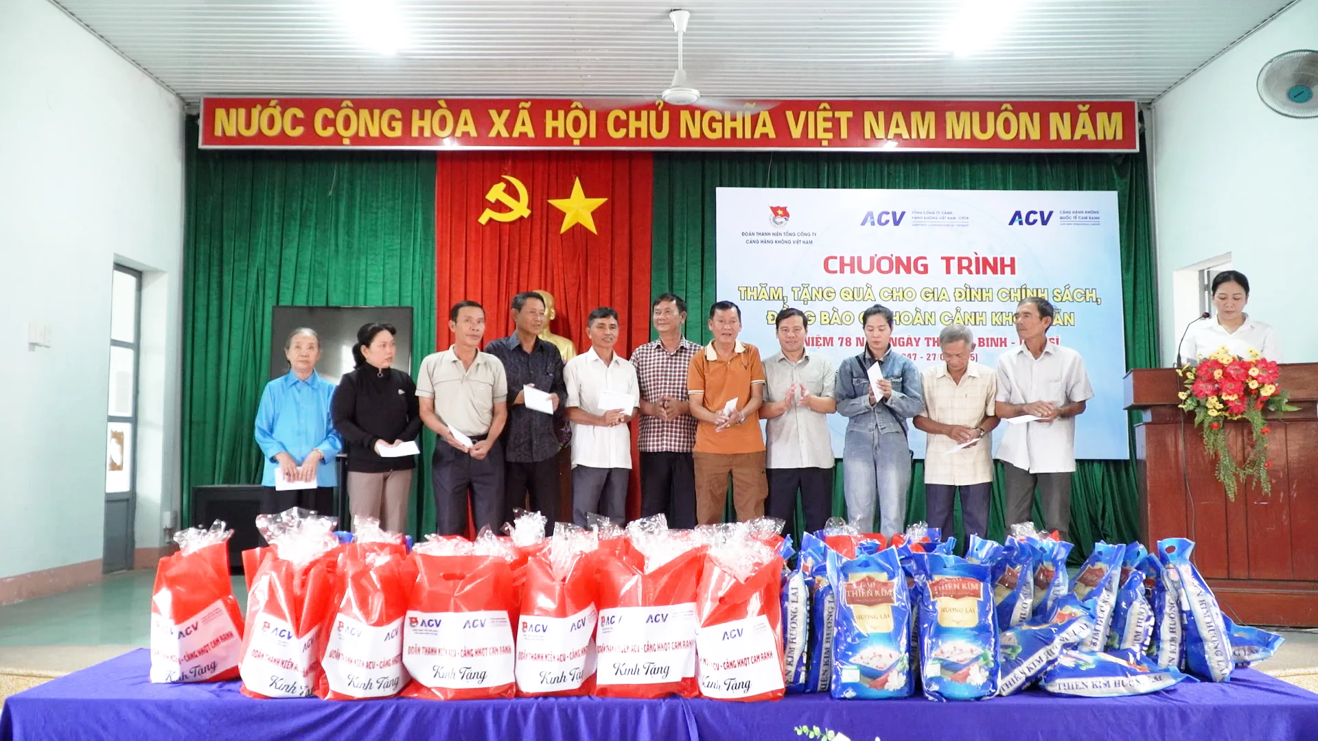 តំណាងអាកាសយានដ្ឋានអន្តរជាតិ Cam Ranh ជូនអំណោយដល់គ្រួសារគោលនយោបាយ។