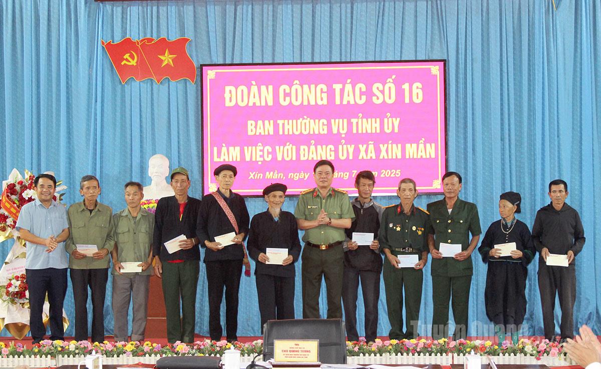 พันเอก ชู กวาง จุง รองผู้กำกับการตำรวจภูธรจังหวัด มอบของขวัญแก่ครอบครัวผู้กำหนดนโยบายในตำบลซินหม่าน ภาพโดย: เหงียน เยม
