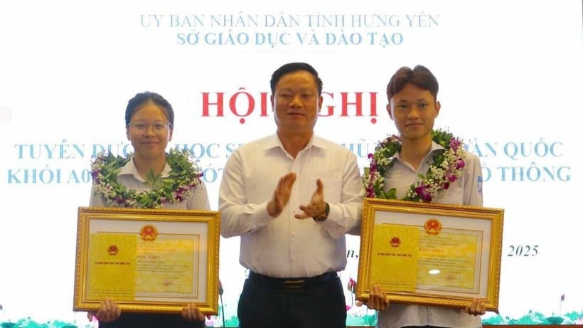 Chủ tịch Ủy ban nhân dân tỉnh Hưng Yên Nguyễn Khắc Thận trao Bằng khen của tỉnh cho 2 thí sinh thủ khoa khối A00 đạt điểm tuyệt đối 30/30 điểm.