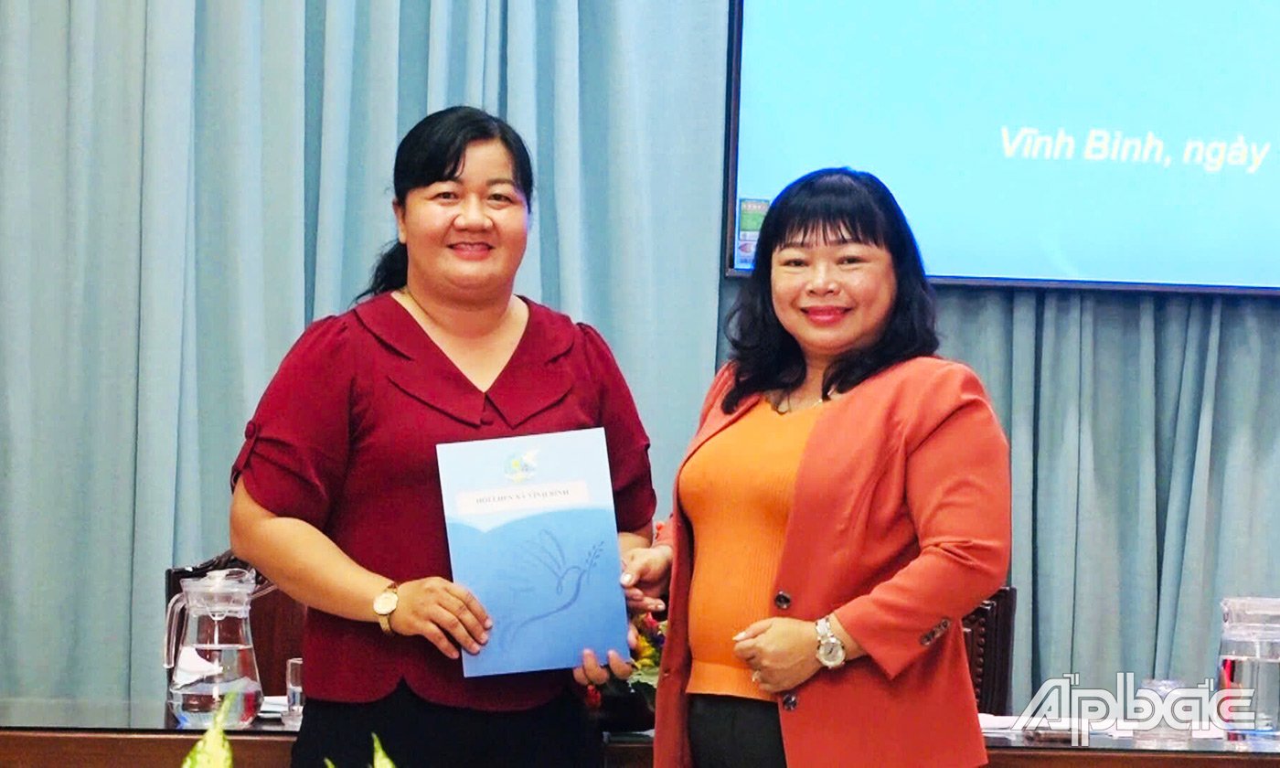 Trao Quyết định tại hội nghị