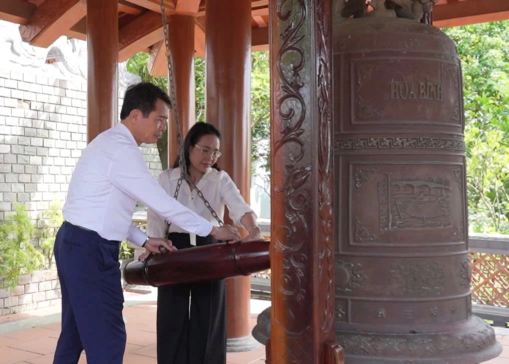 Đoàn đại biểu phường Đồng Hới dâng hương viếng các anh hùng liệt sĩ