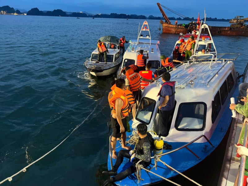 Nhiều thợ lặn tham gia tìm kiếm người mất tích trên vịnh Hạ Long -0