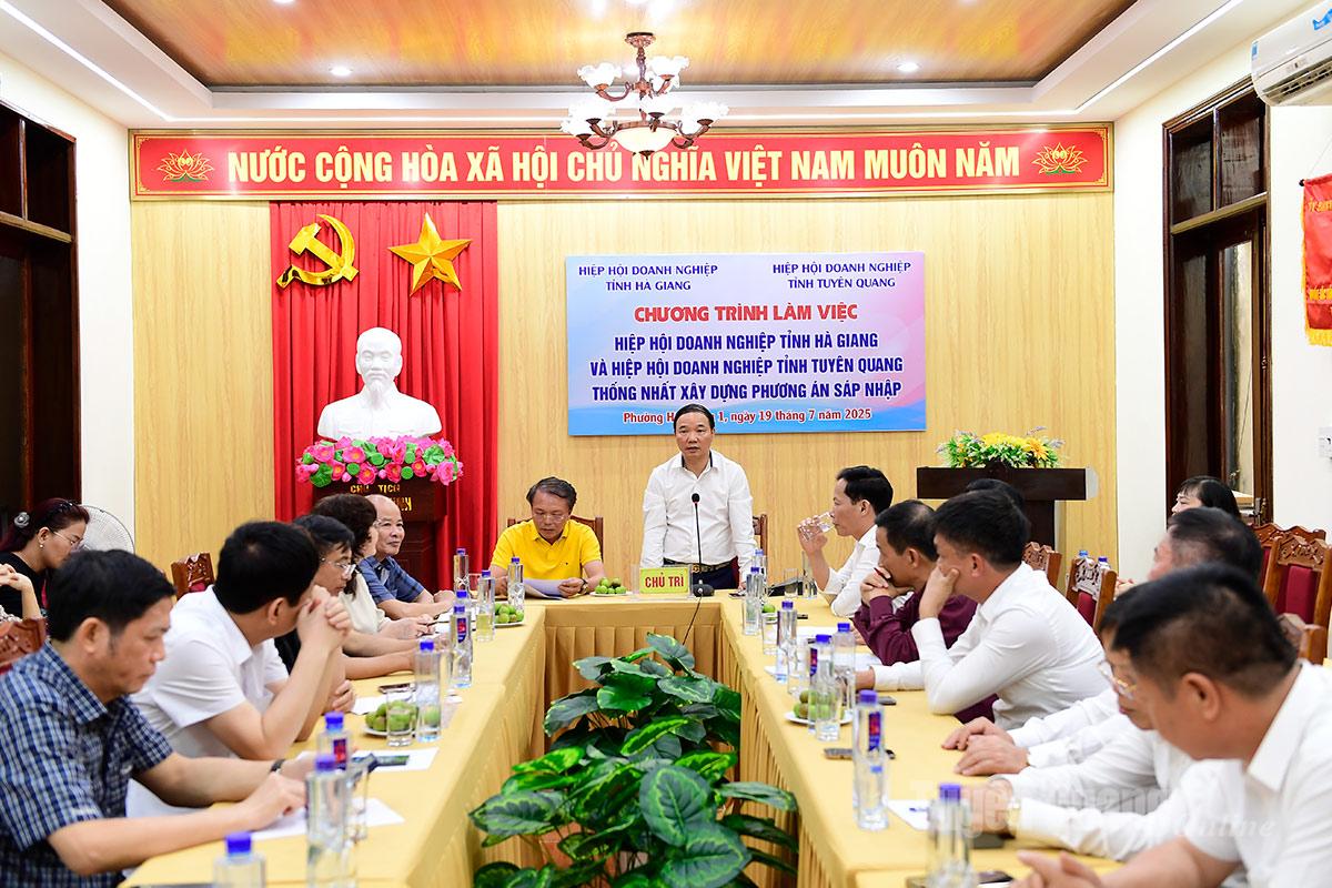 Les dirigeants de l'Association des entreprises de la province de Tuyen Quang ont pris la parole lors de la réunion.