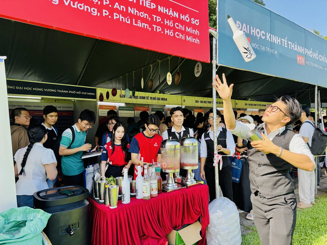 Nhiều cách tư vấn xét tuyển đại học 'độc, lạ' - Ảnh 4.