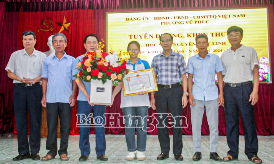 Phường Vũ Phúc tuyên dương, khen thưởng thủ khoa khối A00