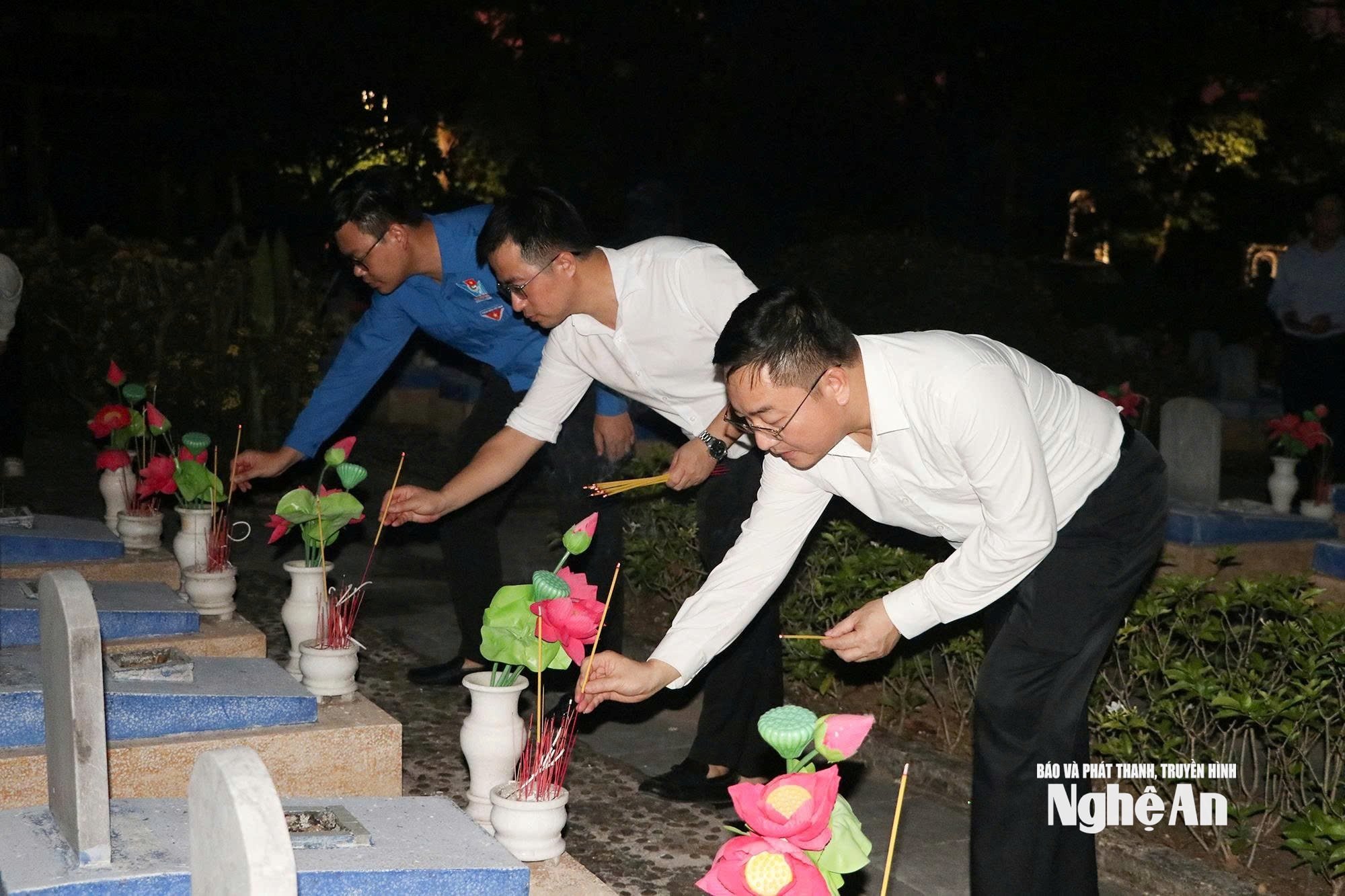 សមាជិកគណៈប្រតិភូបានអុជធូបនៅផ្នូរ។