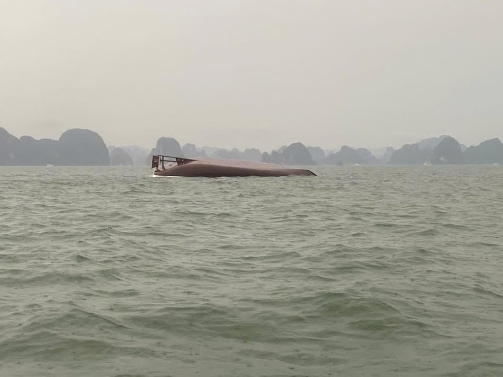 Vụ chìm tàu ở Hạ Long: Nhiều người cầu cứu, chạy đua công tác cứu hộ - 1