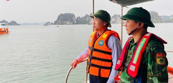 Ông Phạm Đức Ấn, Chủ tịch UBND tỉnh Quảng Ninh, có mặt tại hiện trường để chỉ đạo trực tiếp công tác cứu hộ, đảm bảo an toàn cho du khách và thuyền viên.