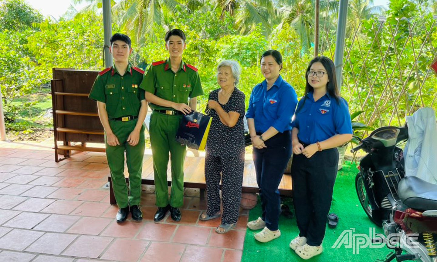 Đoàn Thanh niên phường Đạo Thạnh phối hợp Công an, Hội Cựu chiến binh phường và sinh viên tình nguyện của Trường Đại học Cảnh sát nhân dân tổ chức tham quan các địa chỉ đỏ và tặng quà gia đình chính sách trên địa bàn phường.
