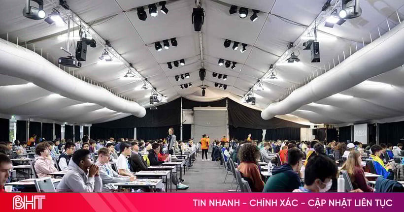 Bên trong phòng thi Olympic Toán quốc tế năm 2025 tại Australia