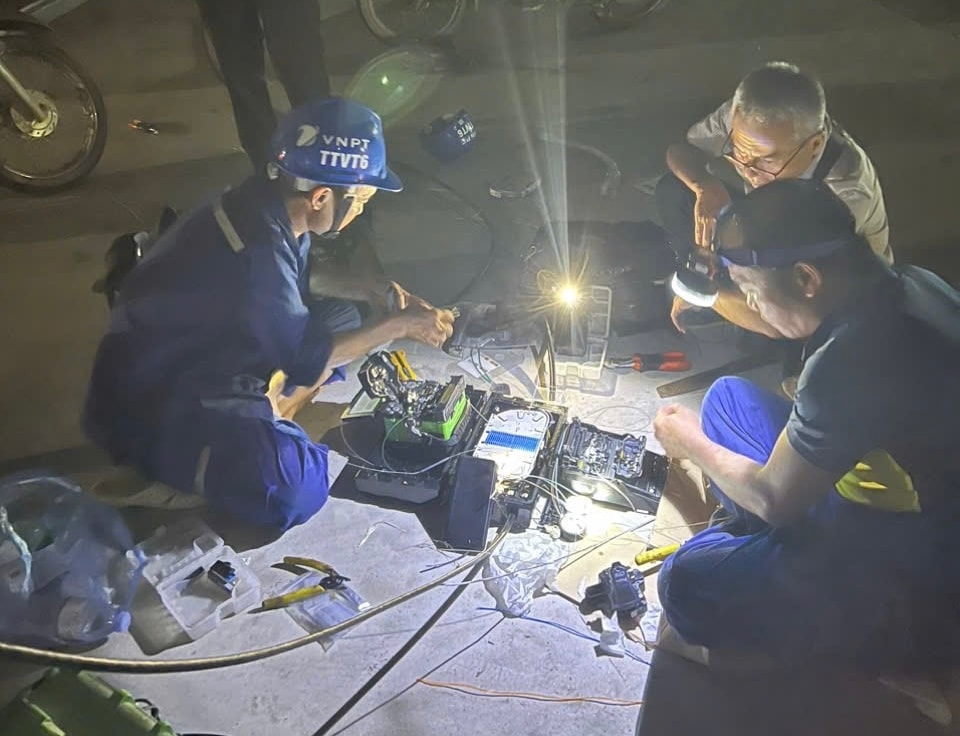 Cũng trong tối qua, 9-9, Đội Viễn thông Trung tâm 6 VNPT Hà Nội thực hiện đấu nối cáp quang tại xã Phú Túc, huyện Phú Xuyên để sớm khôi phục 100% mạng lưới cáp quang trên địa bàn huyện. Ảnh: Lê Hiếu