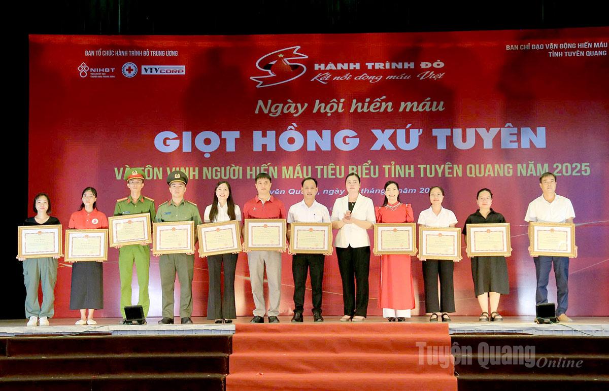La camarada Ma Thi Thuy, miembro del Comité Provincial del Partido, jefa adjunta de la delegación de la Asamblea Nacional Provincial, entregó Certificados de Mérito del Comité Popular Provincial a personas con logros destacados en el movimiento de donación voluntaria de sangre.