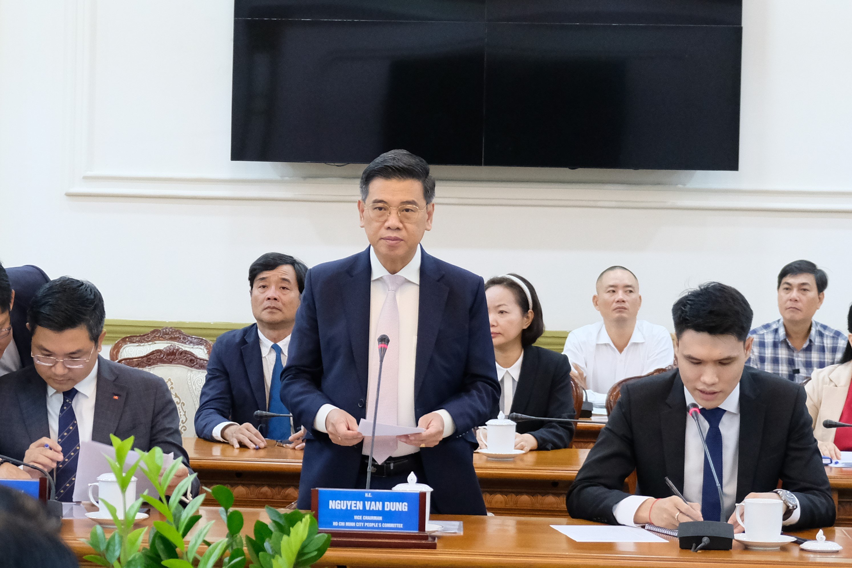 Phó Chủ tịch UBND TP Hồ Chí Minh Nguyễn Văn Dũng phát biểu tại buổi tiếp
