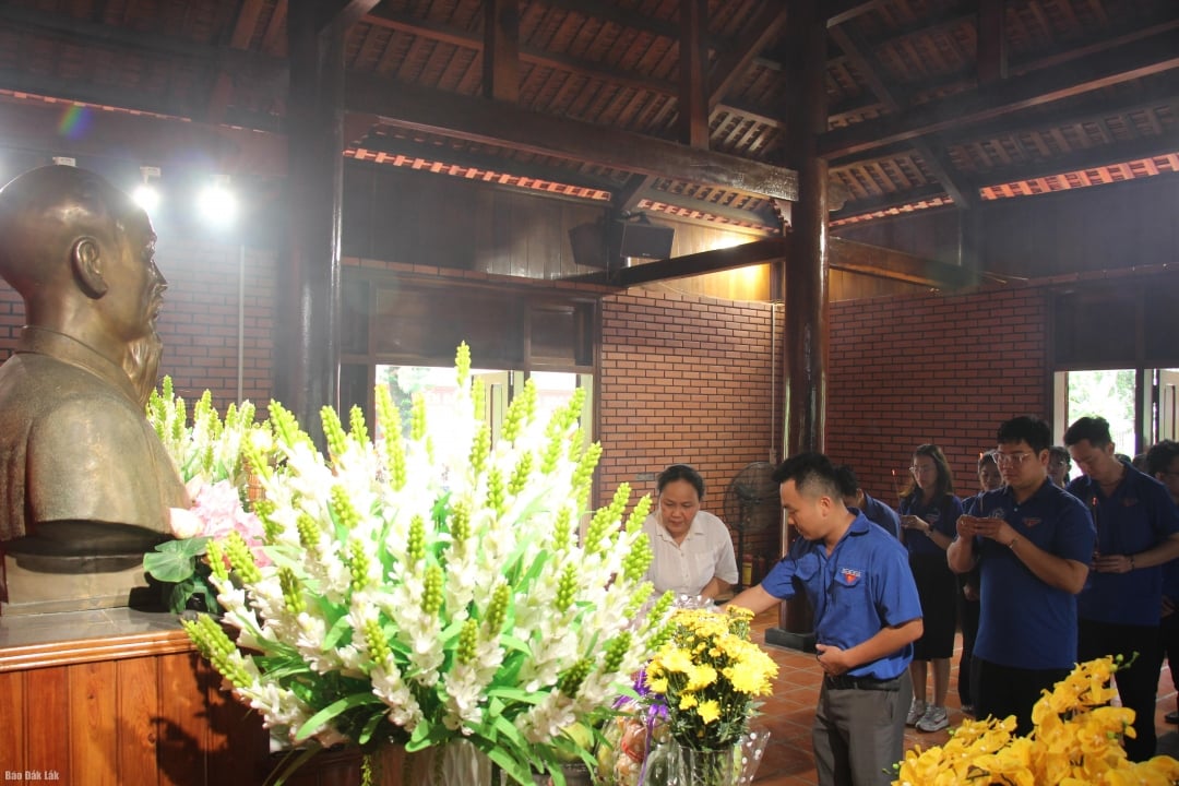 Đoàn viên thanh niên dâng hương tại Nhà thờ Bác Hồ.