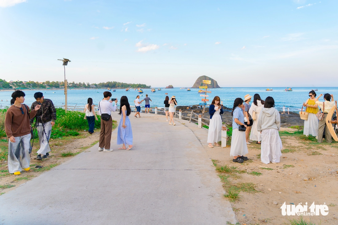 Bạn trẻ khắp nơi check-in con đường đẹp như mơ ở Hòn Yến - Ảnh 2.