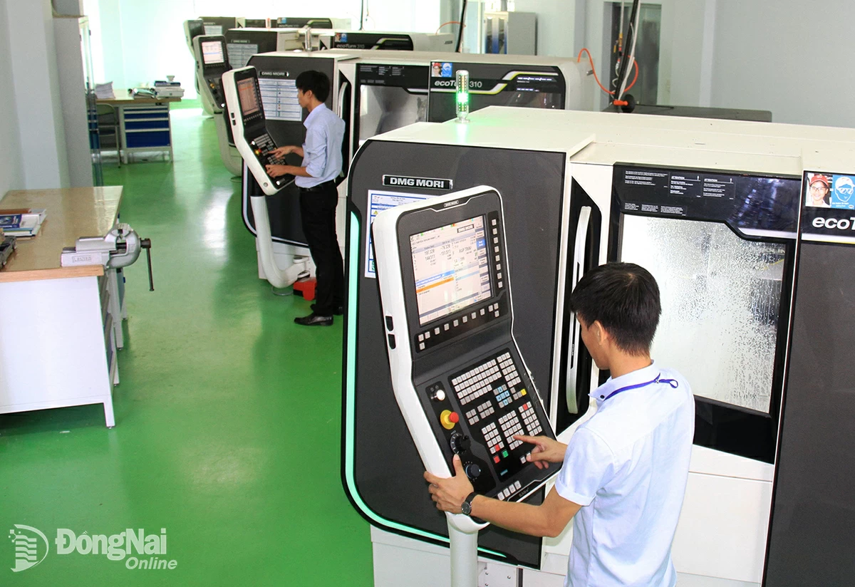 Sinh viên Trường cao đẳng công nghệ Quốc tế Lilama 2 (xã Long Thành) thực hành trên thiết bị hiện đại. Ảnh: Công Nghĩa