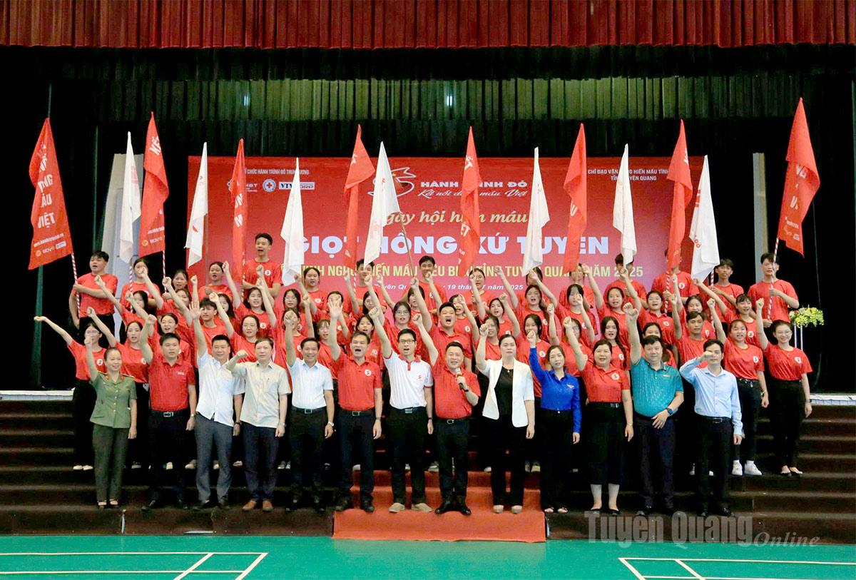 Delegados y voluntarios realizan la ceremonia de izamiento del lema en el Festival de Donación de Sangre 