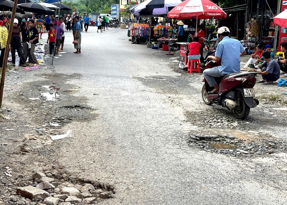 Đây là tuyến đường kết nối trung tâm xã Thuận Hòa với thành phố Hà Giang cũ (khoảng 12km), nên nhu cầu trao đổi, lưu thông hàng hóa rất cao. Vì vậy, người dân xã Thuận Hòa rất mong tuyến đường sớm được nâng cấp, sửa chữa.