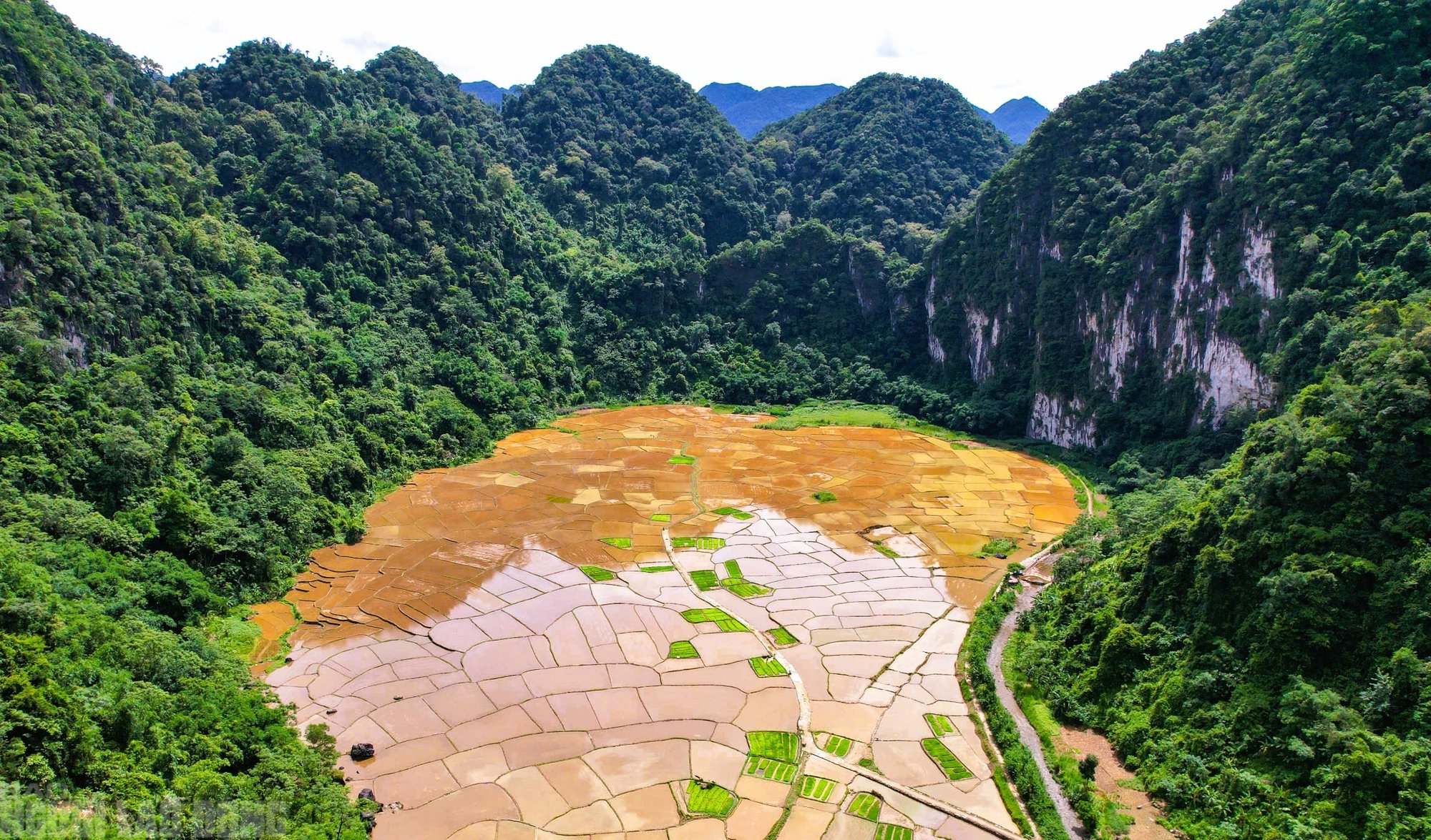 Có một "Sơn Đoòng" đẹp nao lòng giữa đại ngàn Pù Luông- Ảnh 2.