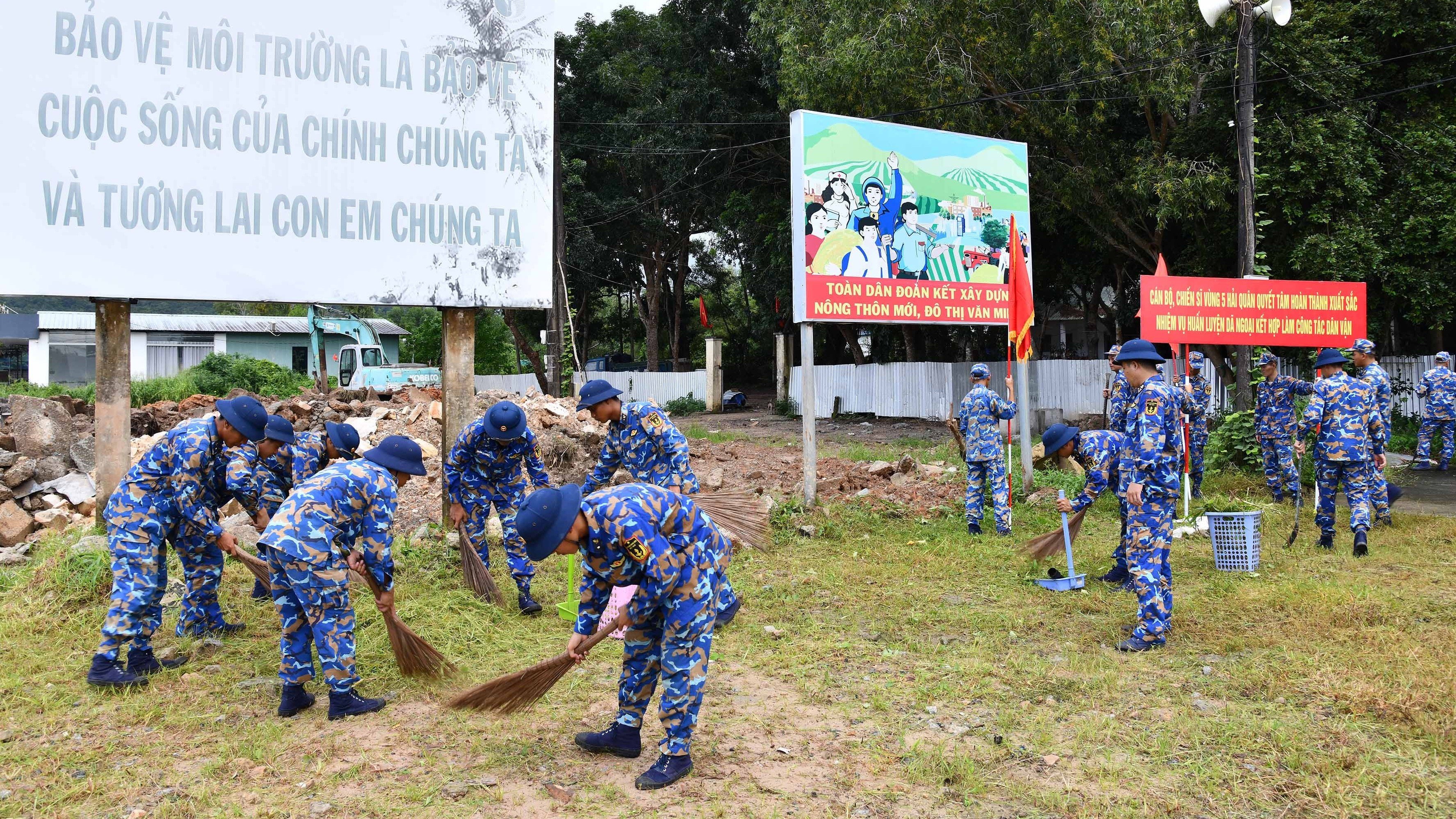 Bộ đội Hải quân Vùng 5 giúp dân Suối Mây sửa đường, gia cố nhà cửa giữa mùa mưa