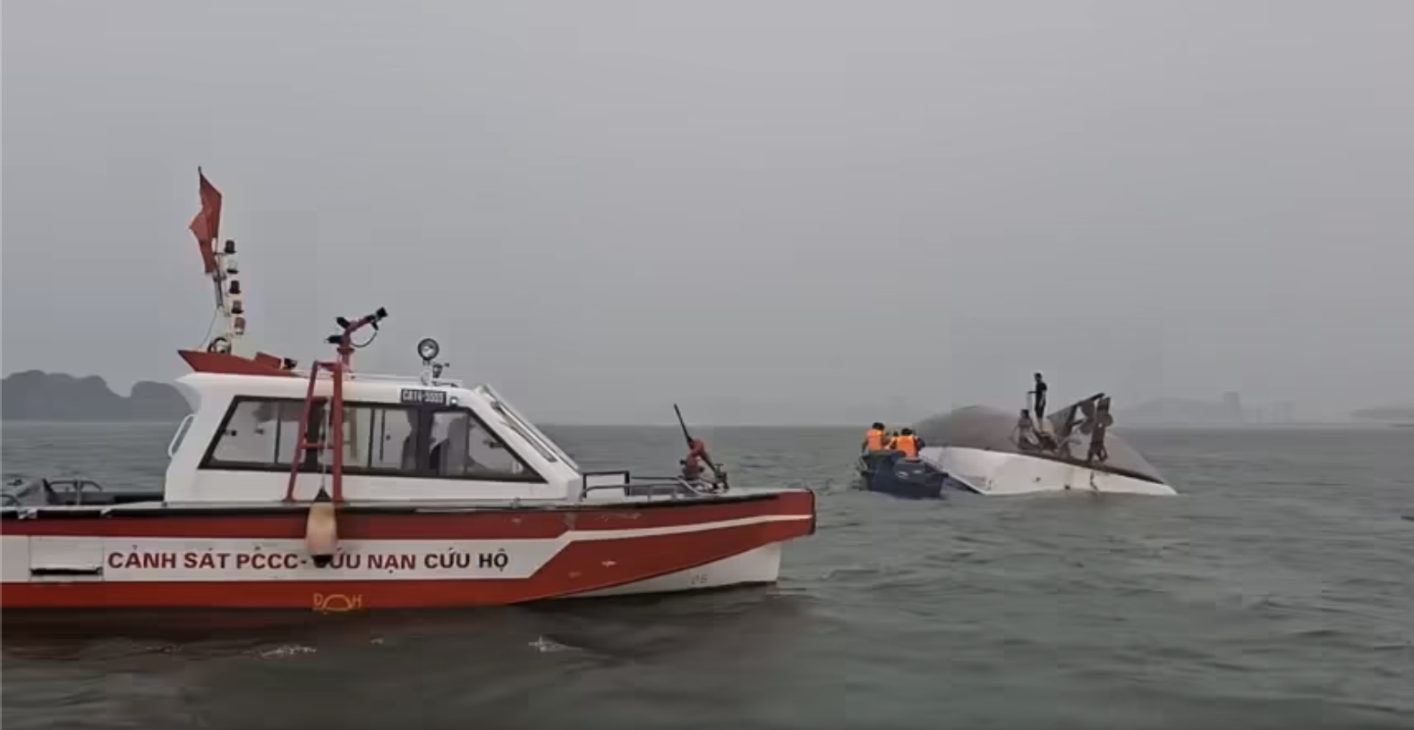 Bộ đội Biên phòng Quảng Ninh nỗ lực cứu nạn vụ lật tàu trên vịnh Hạ Long