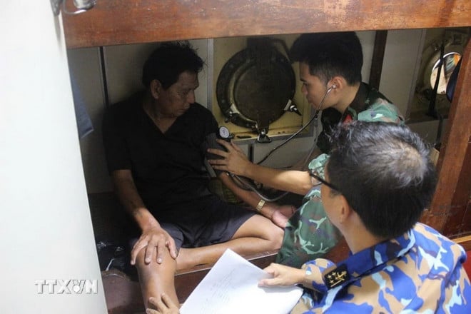 ttxvn-kip-thoi-dua-2-ngu-dan-bi-benh-nang-tu-truong-sa-ve-bo-an-toan2.jpg