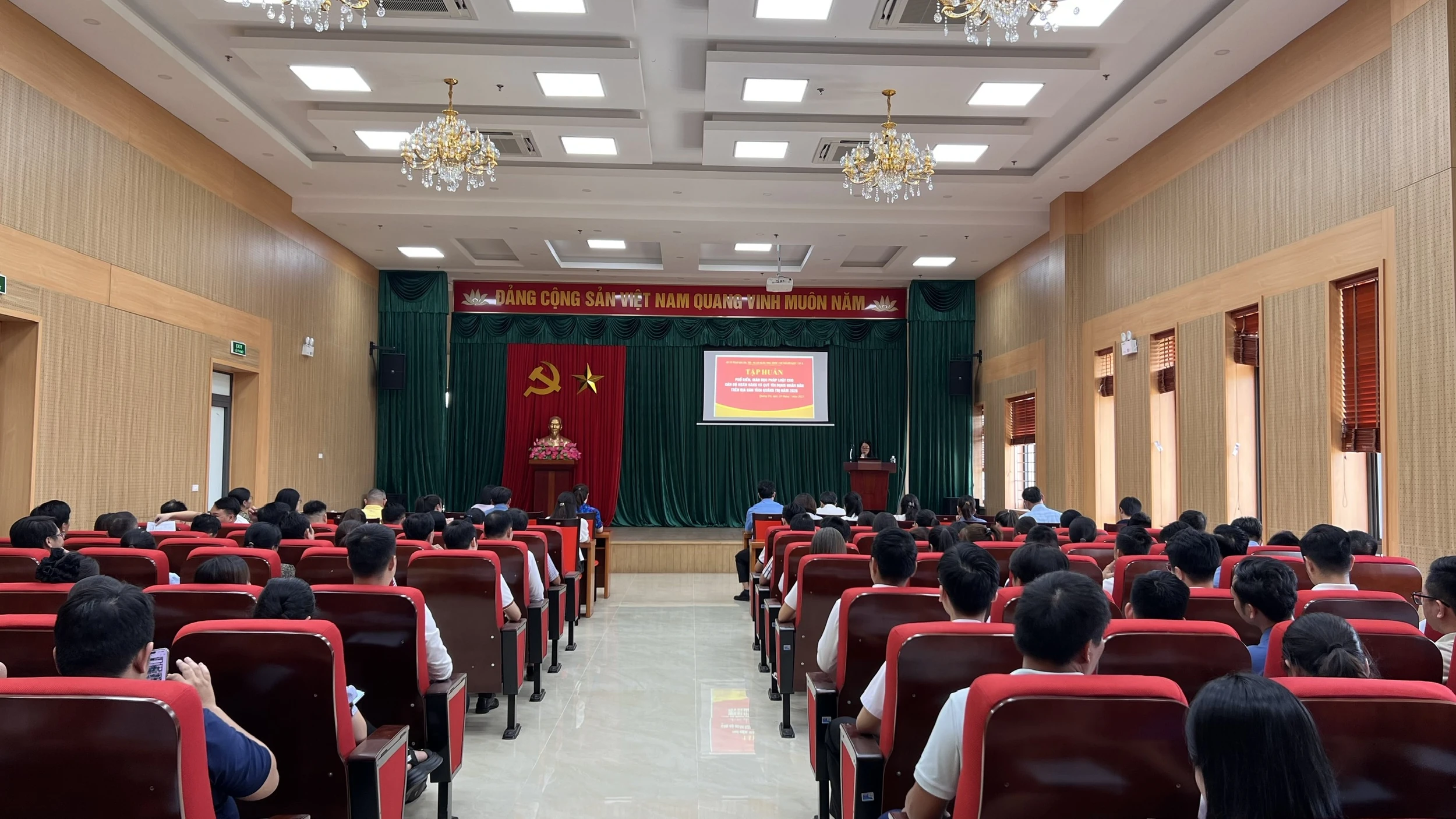 Nâng cao hiệu quả vận dụng kiến thức pháp luật cho cán bộ ngân hàng
