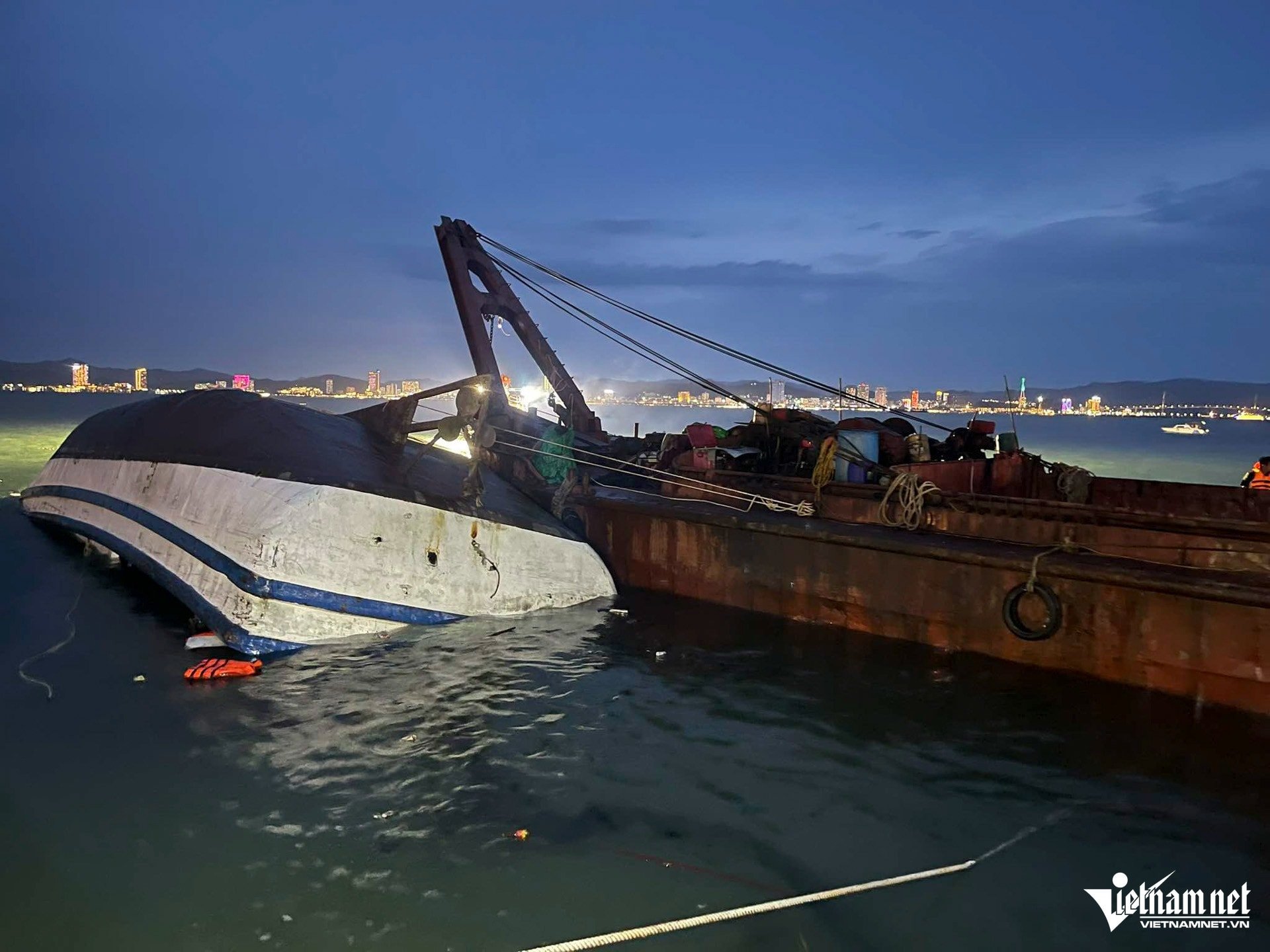 កប៉ាល់ W-capsized Quang Ninh_13.JPG.jpg