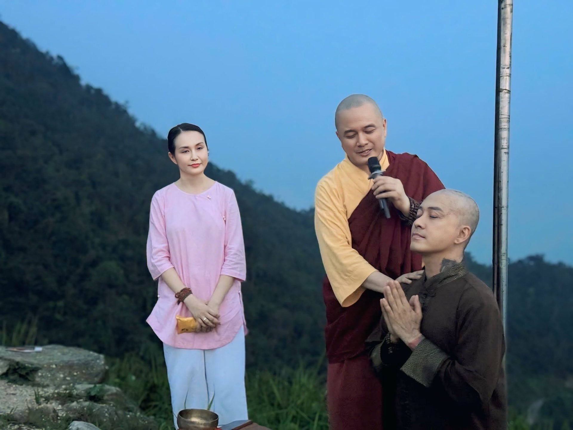 Tuấn Hưng xuống tóc để cầu bình an cho mẹ.