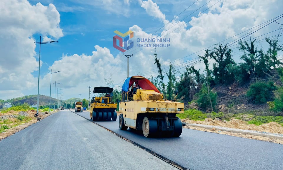 Dự án cải tạo, nâng cấp tuyến đường trục chính Minh Châu - Quan Lạn đang gấp rút hoàn thành chào mừng Đại hội Đảng bộ tỉnh lần thứ XVI, nhiệm kỳ 2025-2030. Ảnh: Mạnh Trường