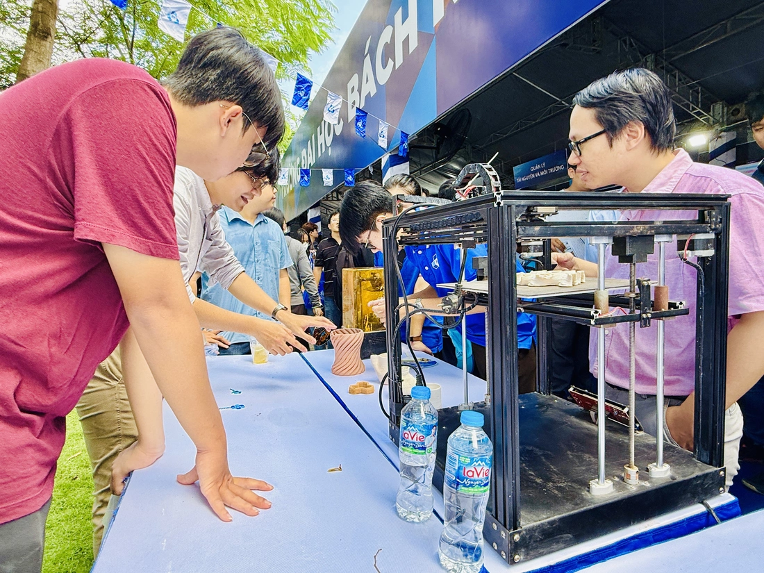 Nhiều cách tư vấn xét tuyển đại học 'độc, lạ' - Ảnh 3.