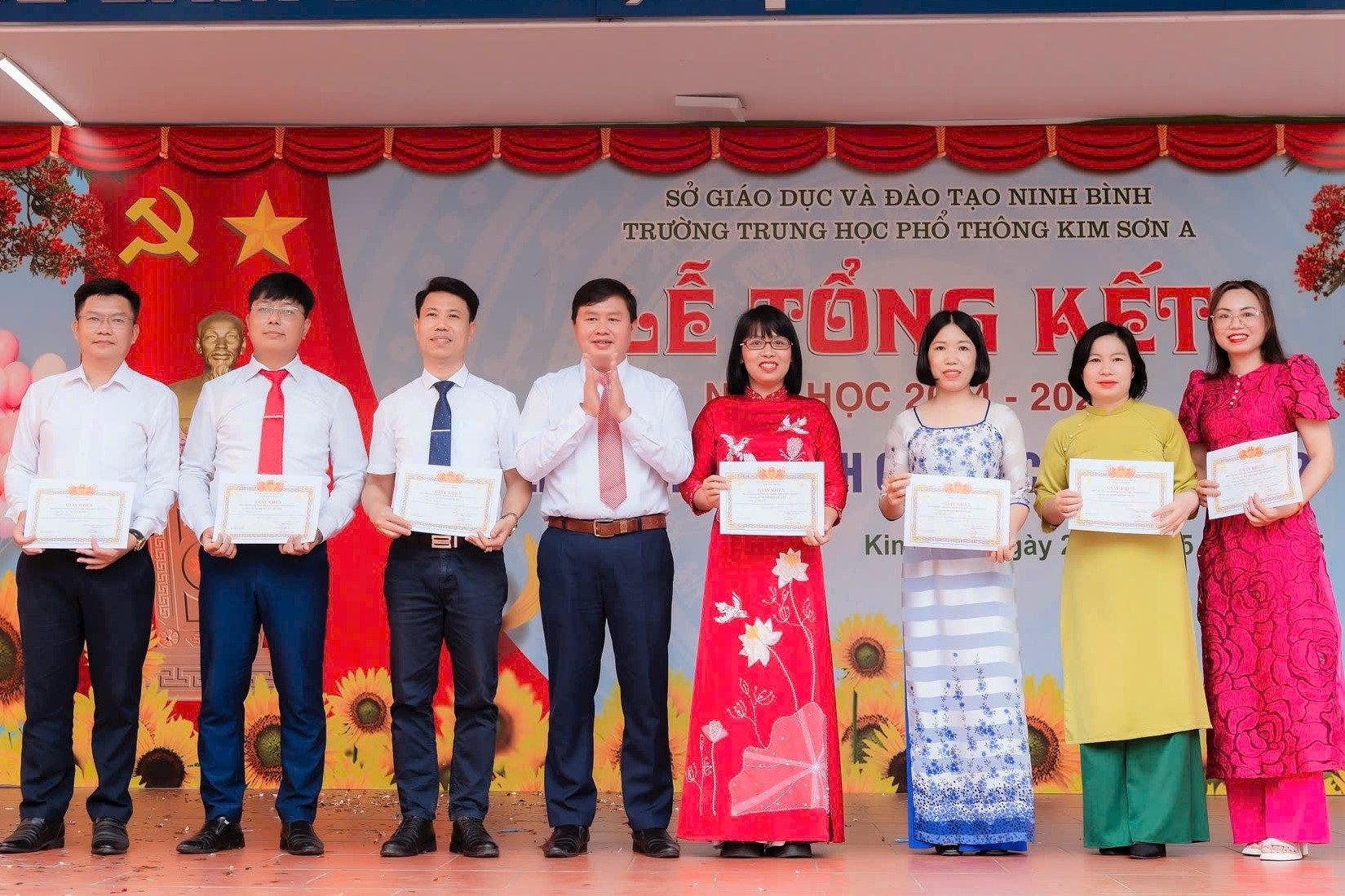 Bộ 3 thầy cô trường làng “mát tay” với thủ khoa - 2