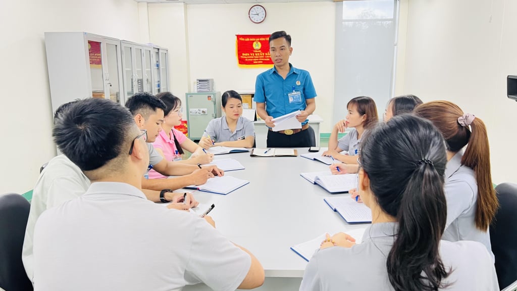 Die überarbeitete Gewerkschaftssatzung wird, sofern sie bald umgesetzt wird, zur Stabilisierung der Gewerkschaftsaktivitäten beitragen. (Sitzung des Exekutivkomitees der Niederlassung von Yazaki Hai Phong Co., Ltd. in Quang Ninh).