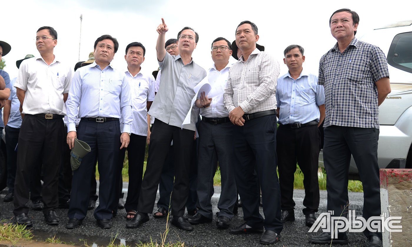 Lãnh đạo UBND tỉnh kháo sát tuyến đê biển Gò Công.