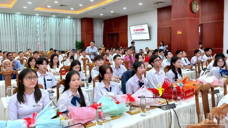 Đông đảo thầy cô giáo, phụ huynh và học sinh tham dự tại lễ tuyên dương.