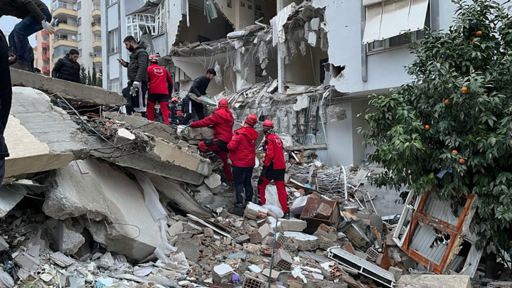 Rescue workers search for survivors in the rubble after two earthquakes in Türkiye in 2023 (Source: Getty Images)