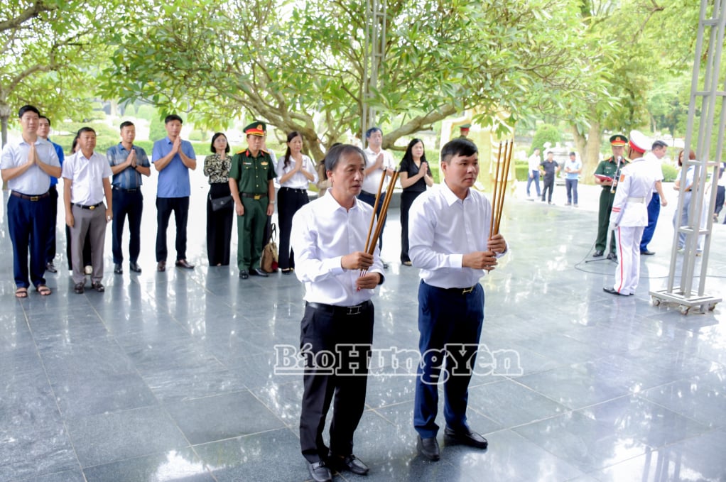 Các đại biểu dâng hương tưởng niệm các anh hùng liệt sĩ tại Nghĩa trang liệt sĩ Quốc gia A1