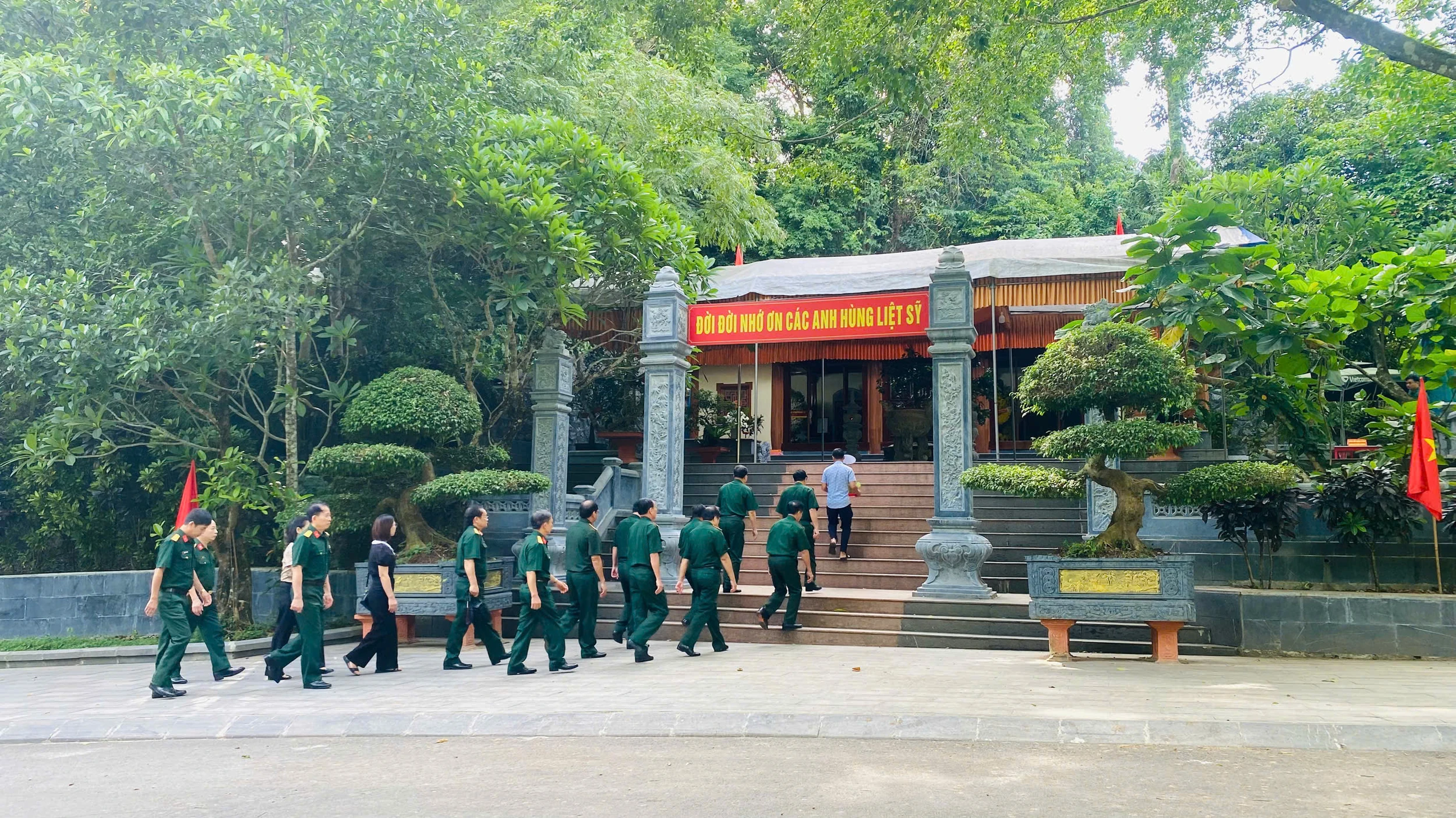 Cựu chiến binh tỉnh Quảng Trị dâng hương tại các “địa chỉ đỏ” trên đường 20 - Quyết Thắng