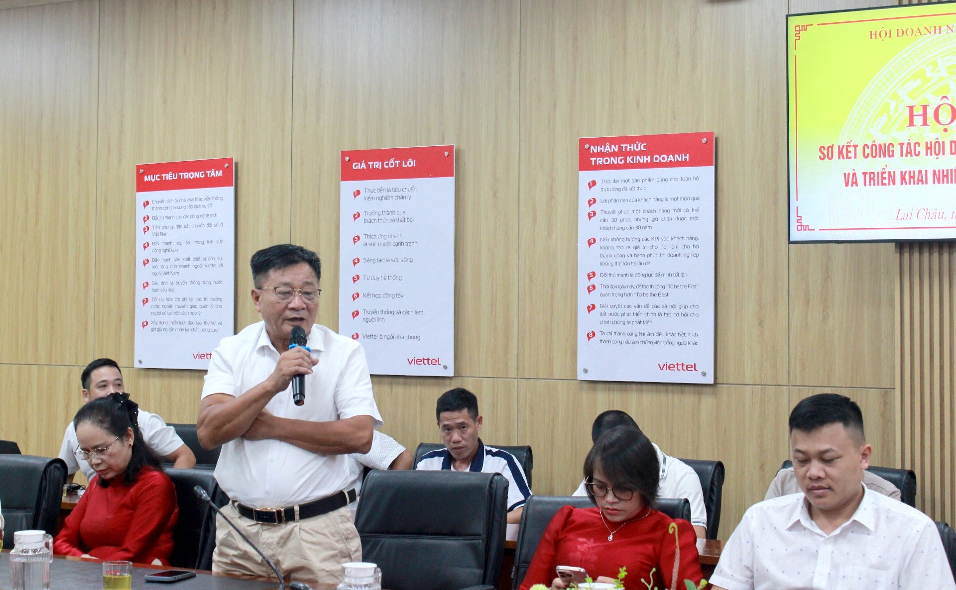 Đại biểu thảo luận tại hội nghị.