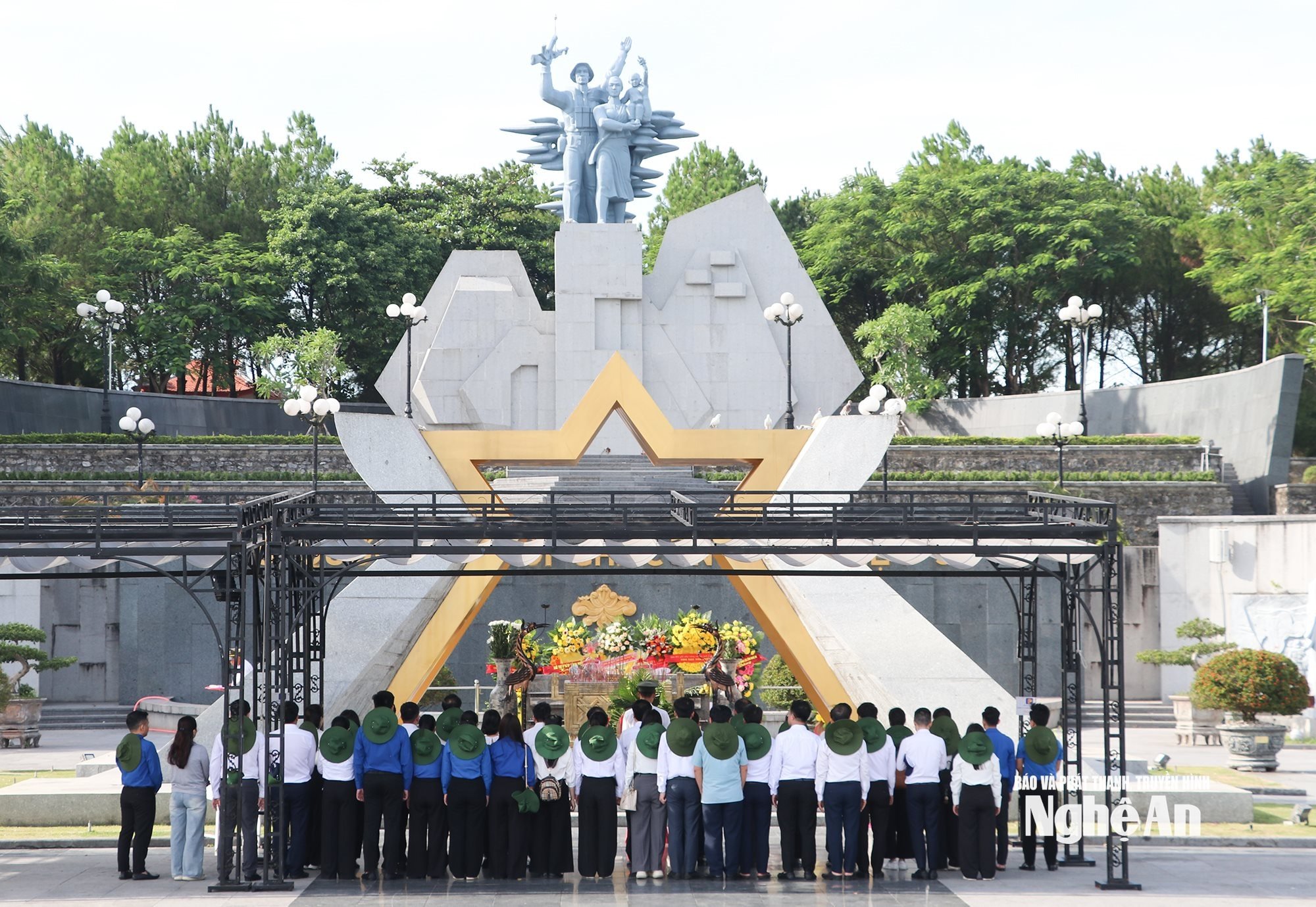 គណៈប្រតិភូ​ចូលរួម​គោរព​វិញ្ញាណក្ខន្ធ​យុទ្ធជន​ពលី​នៅ​ទី​បញ្ចុះសព​ជាតិ​មាតុភូមិ ផ្លូវ​លេខ​៩