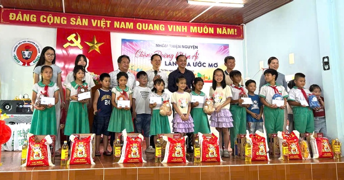 Tặng hơn 70 suất quà cho người dân xã Trà Tân