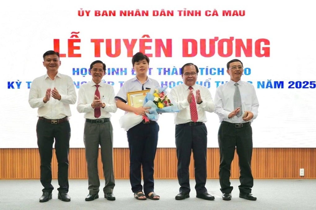 Hai thủ khoa kỳ thi tốt nghiệp THPT năm 2025 được tặng xe máy - 1