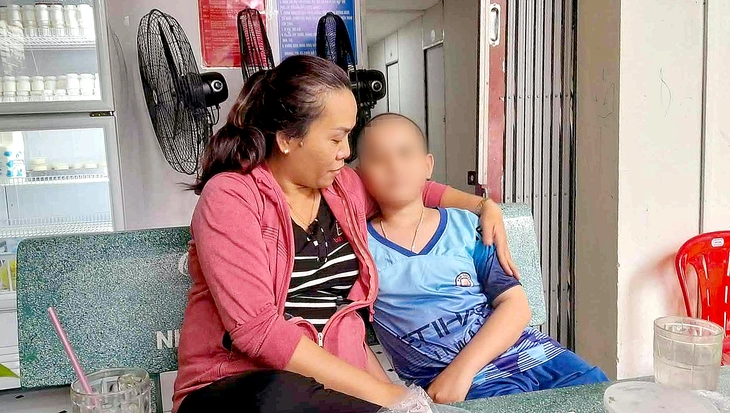 The woman is wholeheartedly dedicated to helping children with cancer - Photo 2.