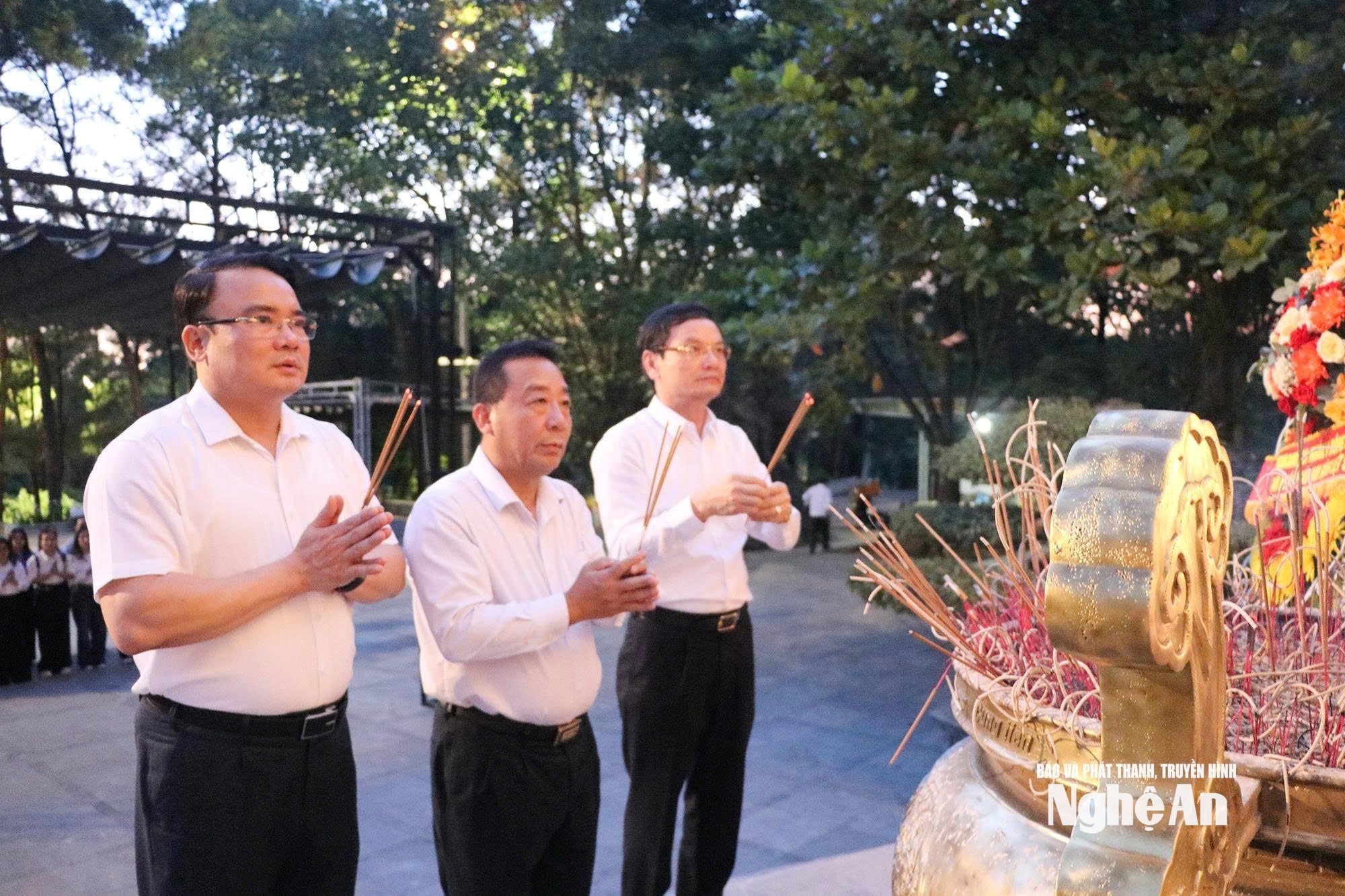 ថ្នាក់​ដឹក​នាំ​ខេត្ត និង​ប្រធាន​ការិយាល័យ​ប្រជាជន​ខេត្ត​បាន​អុជ​ធូប​នៅ​កន្លែង​គោរព​វិញ្ញាណក្ខន្ធ​សព។