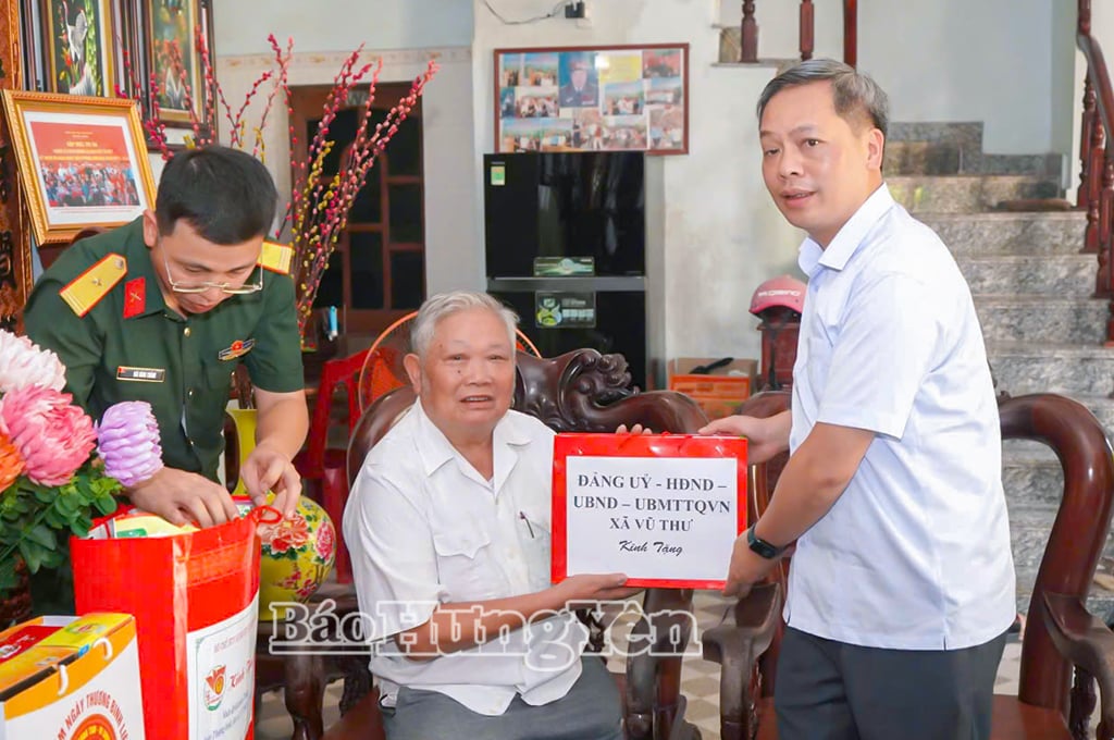 Lãnh đạo xã Vũ Thư tặng quà thương binh Đỗ Duy Hải, tổ dân phố Minh Hưng, xã Vũ Thư.