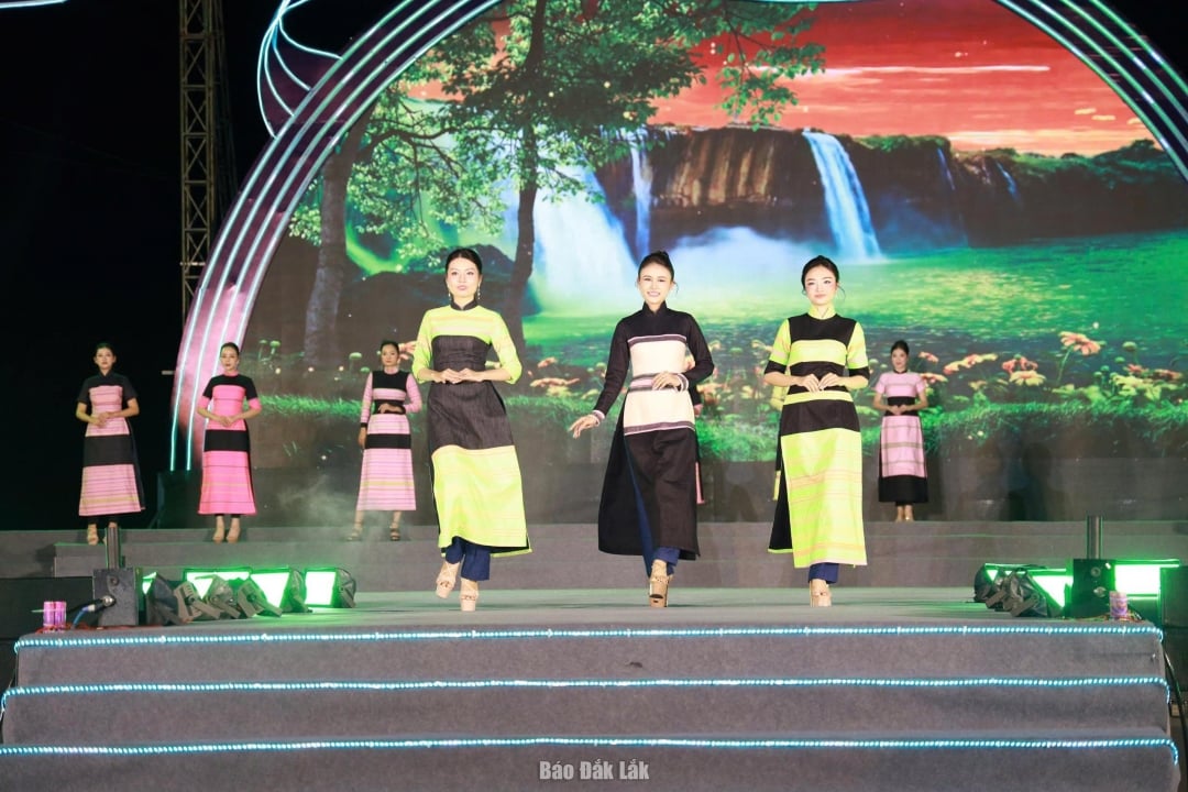 Performance of brocade collection Fragrance of the Great Forest by designer Nguyen Viet Hung. Photo: Trieu Xuan